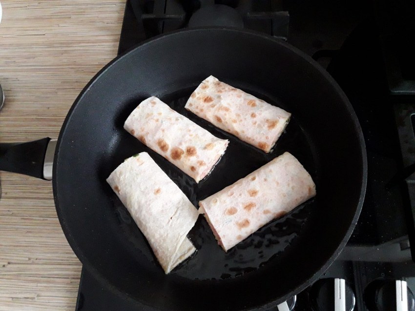 Лаваш жареный с сыром на сковороде