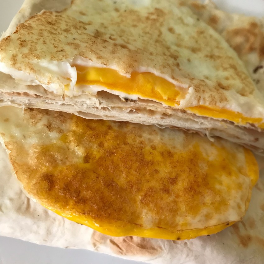 Завтрак с лавашом яйцом и сыром