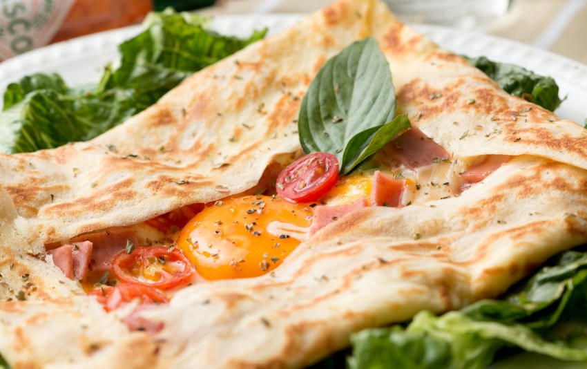 Яичница в лаваше на сковороде с сыром и помидорами