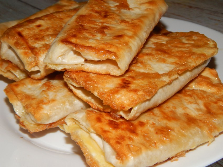 Лаваш жареный с сыром в яйце