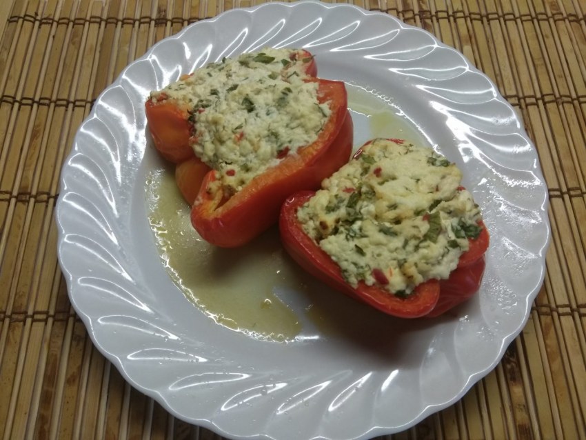 Перцы фаршированные курицей и помидорами
