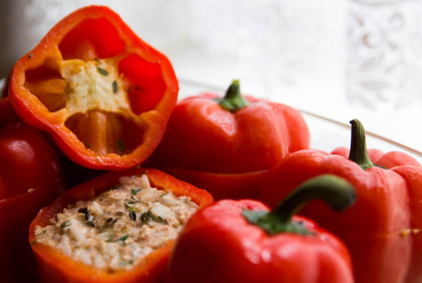 Фаршированные перцы курицей и грибами в духовке