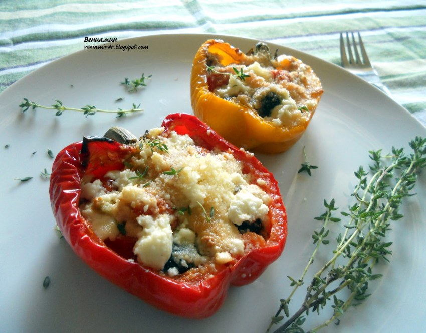 Перец фаршированный яйцом и сыром