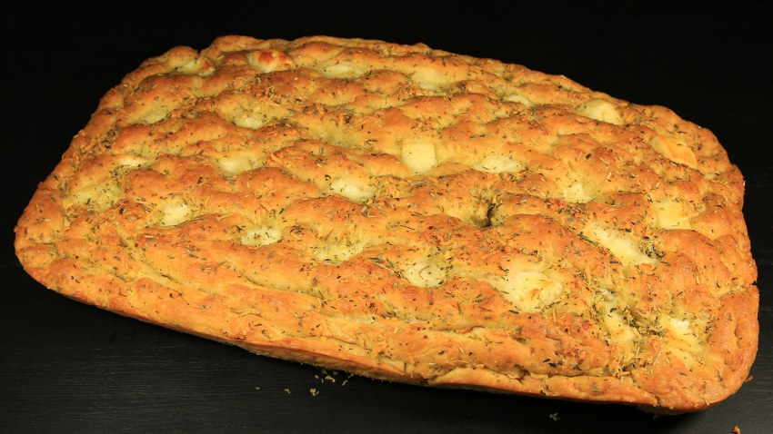 Фокачча на черном фоне профессиональные фото