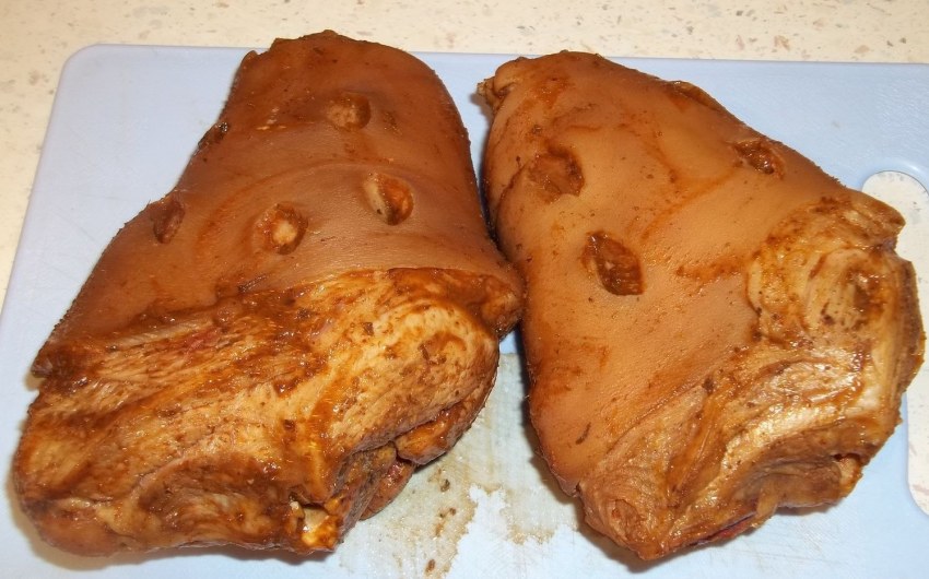 Рулька свиная копченая