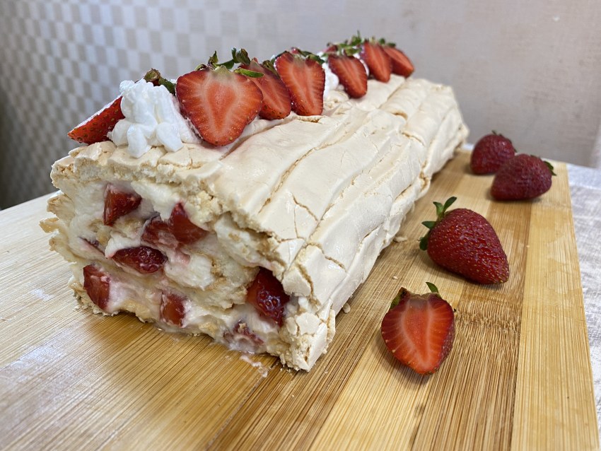Меренговый рулет с ананасом