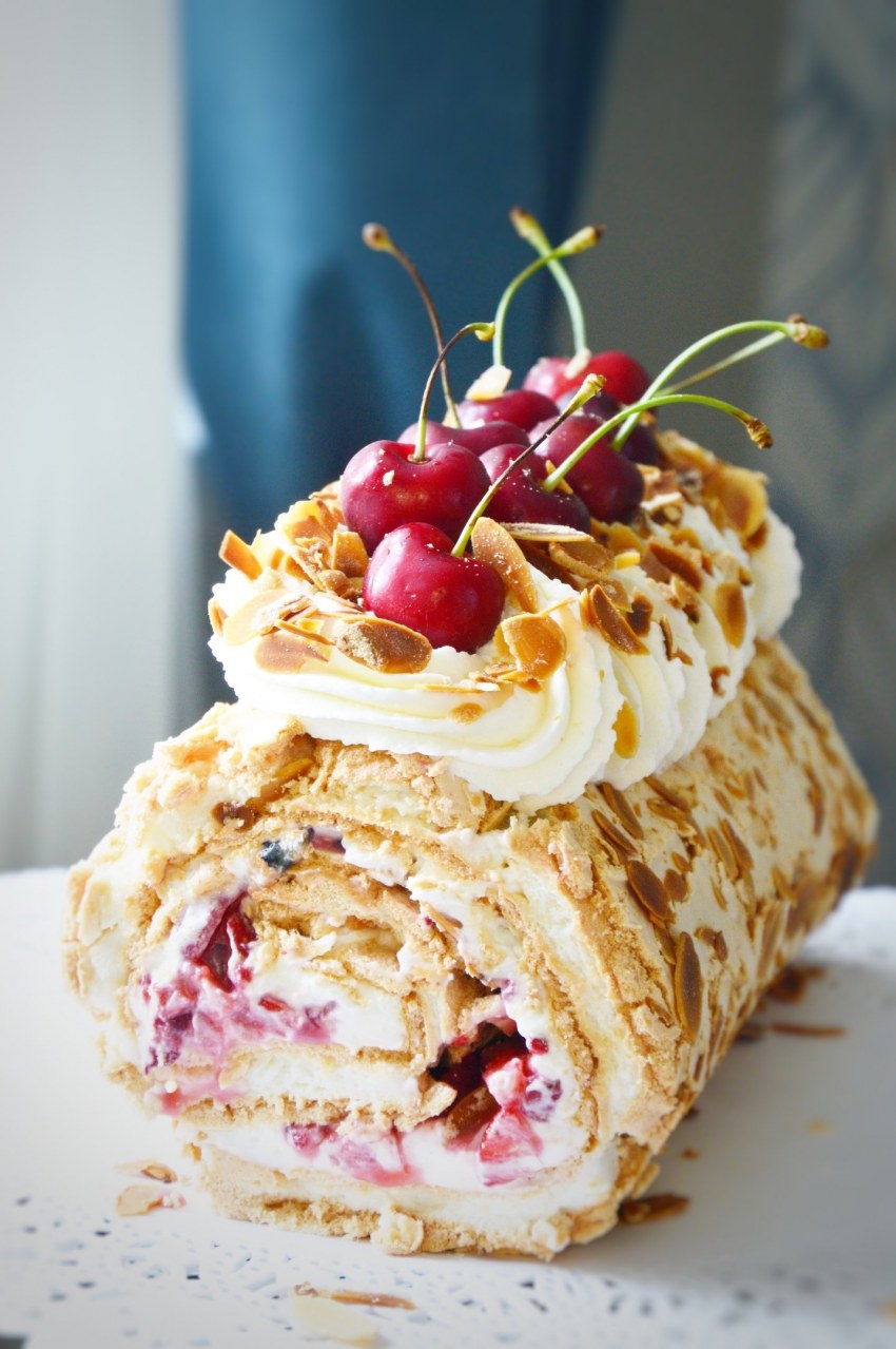 Меренговый рулет с карамелью и орешками