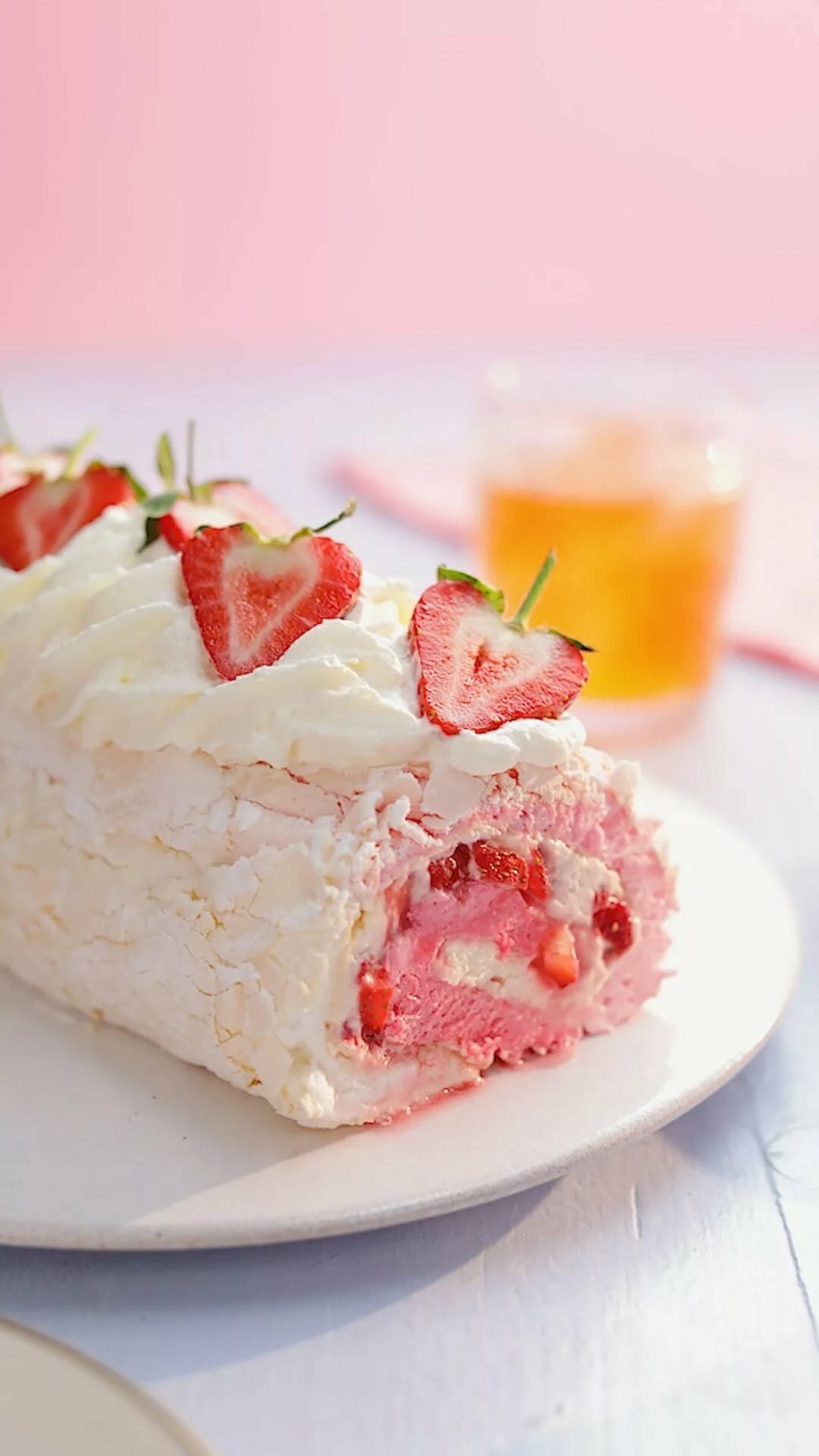 Меренговый рулет с малиной и фисташками