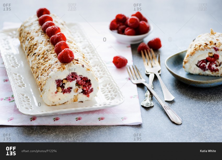Малиновый меренговый рулет
