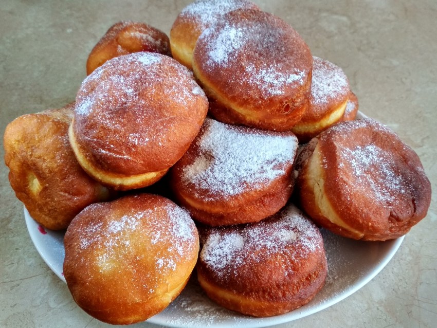 Берлинер со сгущенкой
