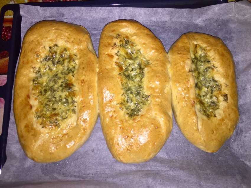 Лепешка сырная с зеленью и чесноком