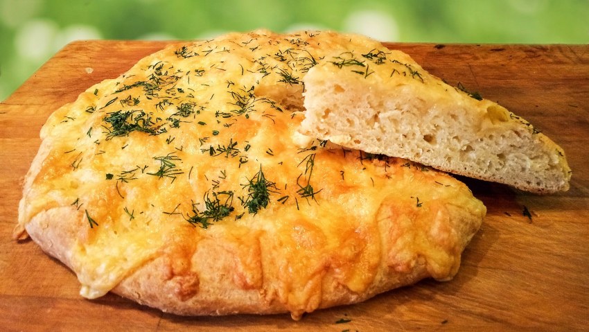 Лепешка сырная с чесноком