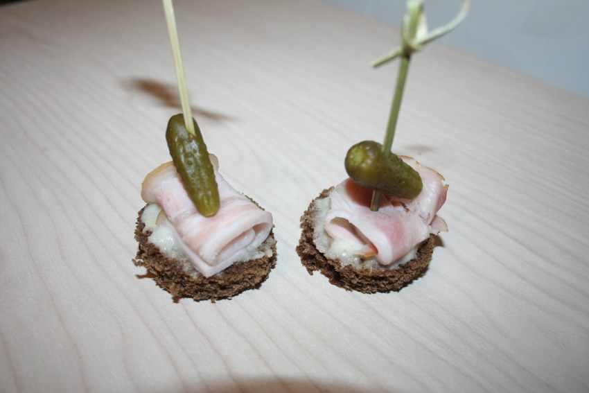 Канапе с соленым огурцом