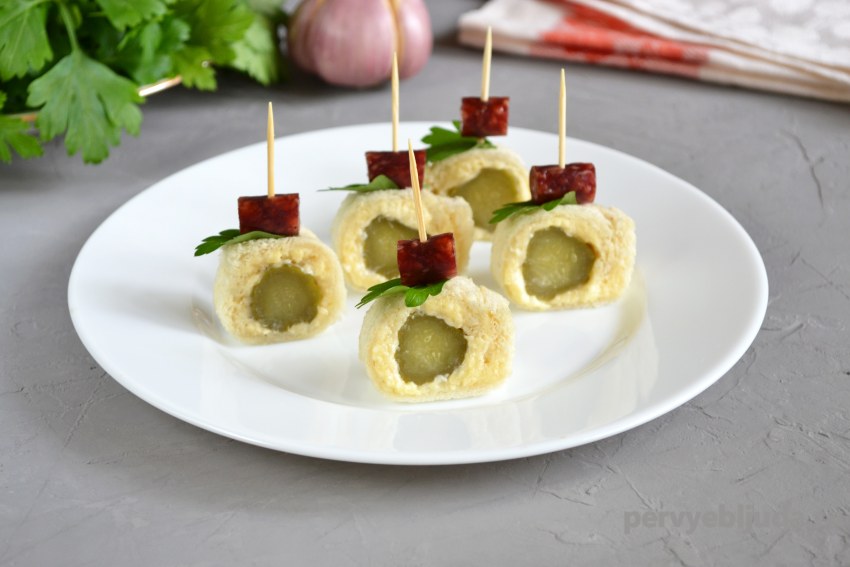 Канапе с соленым огурцом