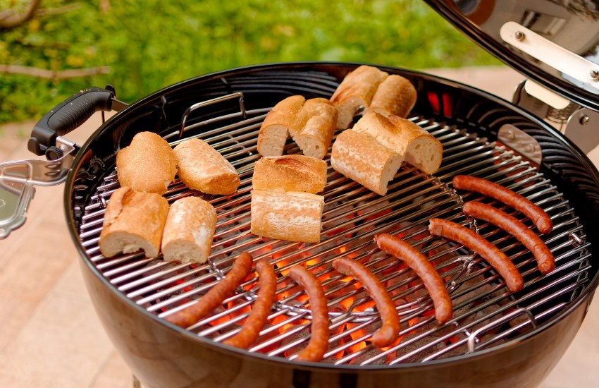 Хот дог на гриле Weber