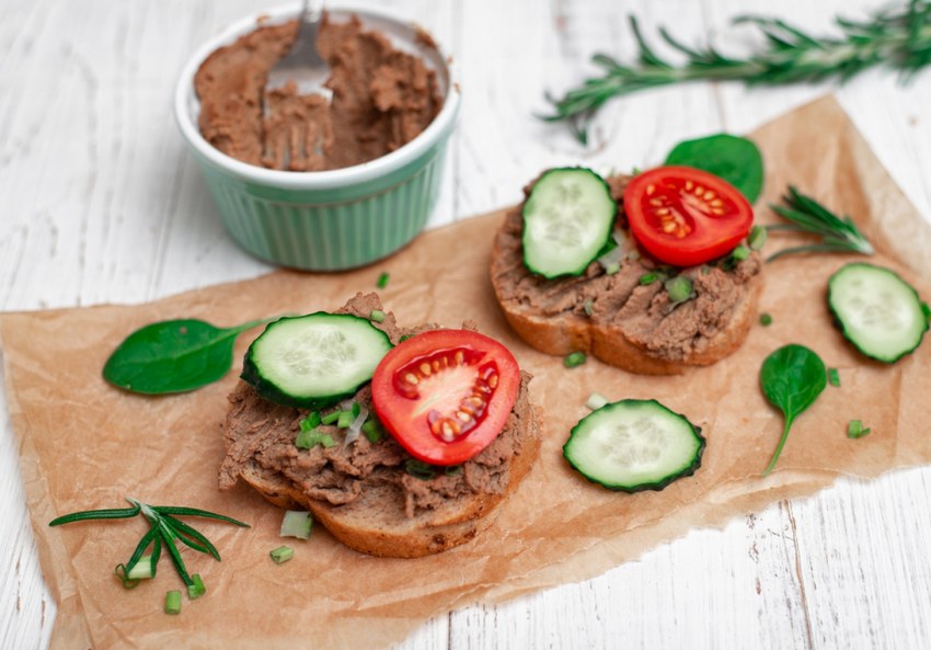 Брускетты с паштетом из куриной печени