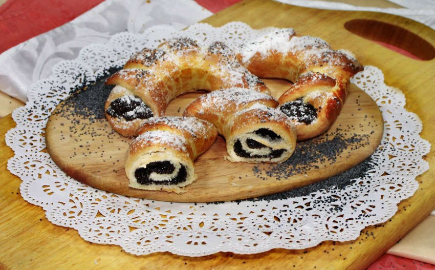 Выпечка рогалик с маком