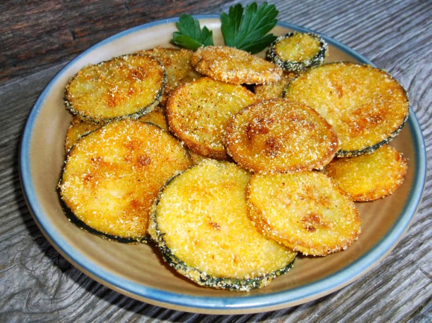 Омлет с зеленым луком на сковороде