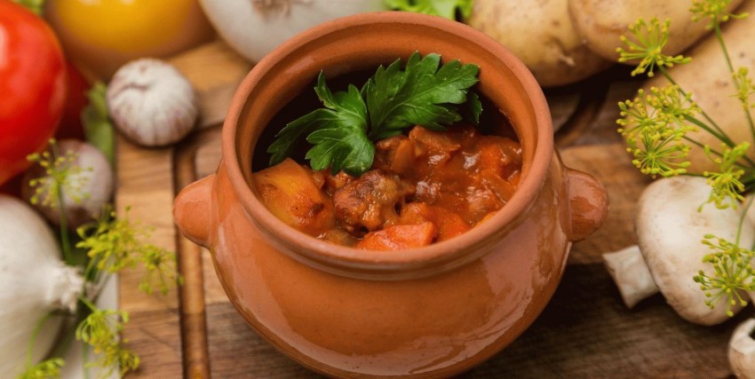 Мясо в горшочках