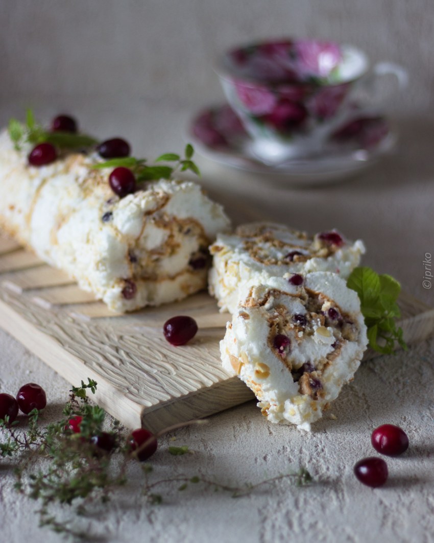 Меренговый рулет с клюквой
