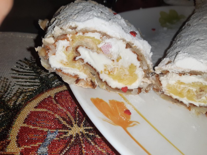 Меренговый рулет банановый