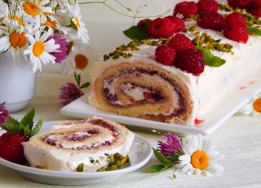 Малиновый меренговый рулет