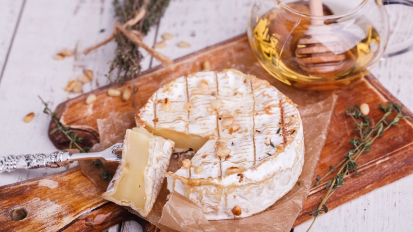 Запеченный камамбер с медом и орехами