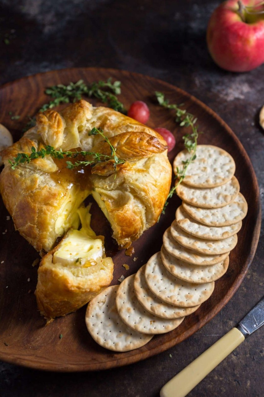 Камамбер в духовке с хлебом и чесноком и помидорами рецепт с фото