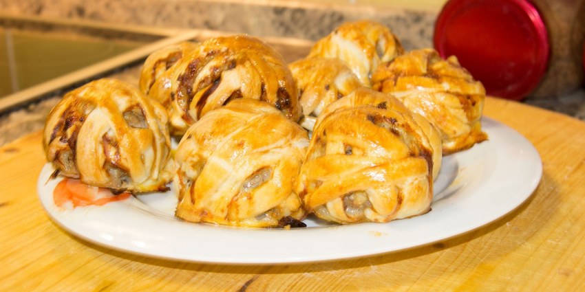 Мясные клубочки в слоеном тесте