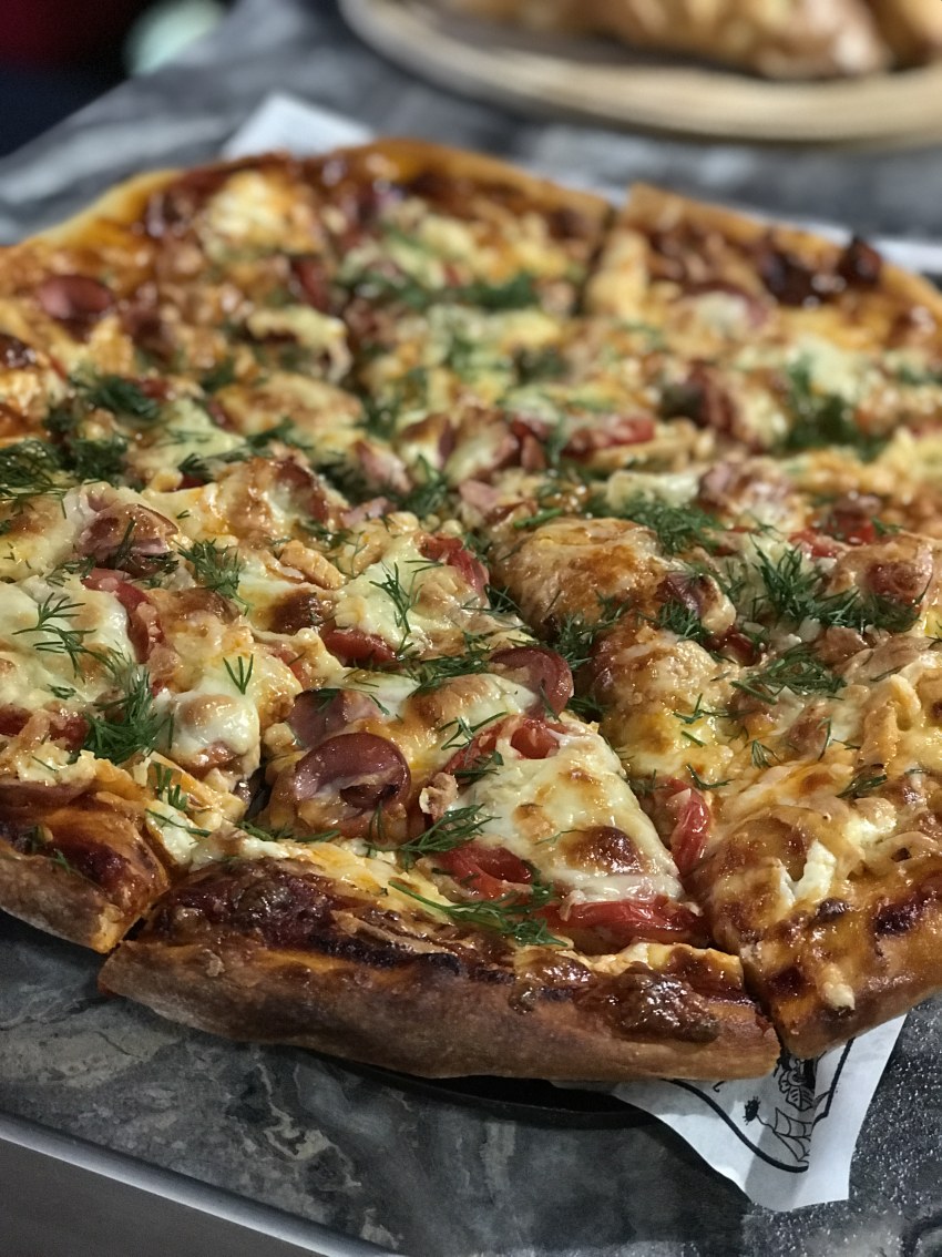 Идеальная домашняя пицца. Пицца домашняя. Красивая пицца домашняя. Пицца по домашнему. Пицца с картошкой по деревенски.