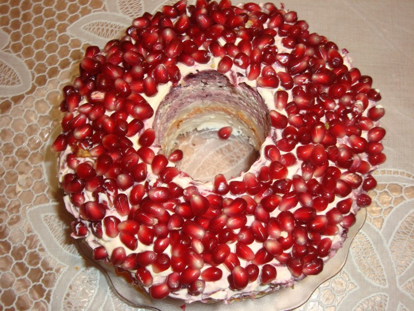 Салат гранатовый браслет, шапка Мономаха