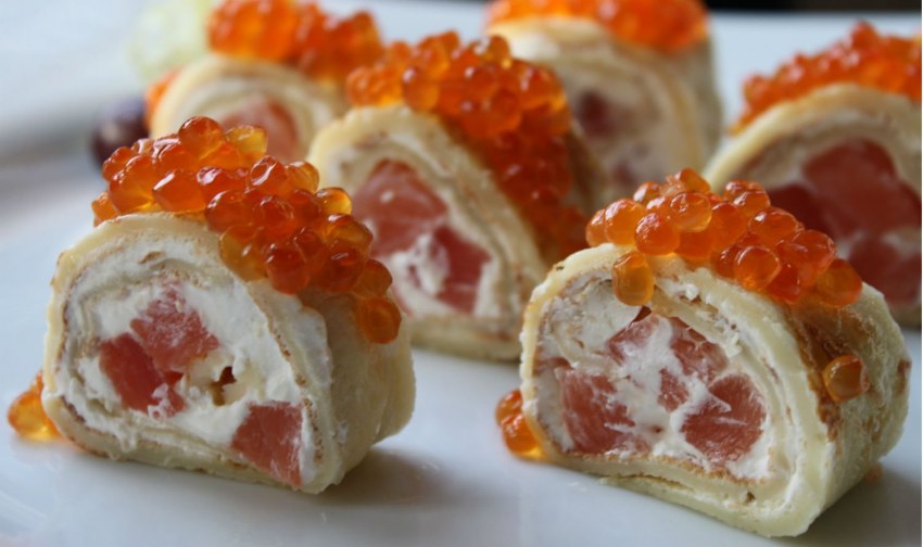 Рулет с икрой красной