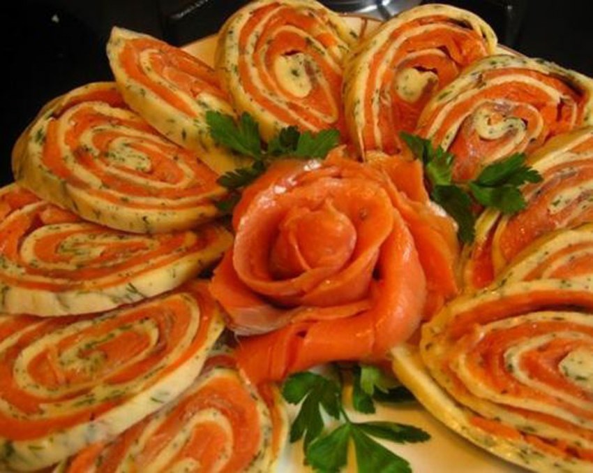 Рулетики с красной рыбой