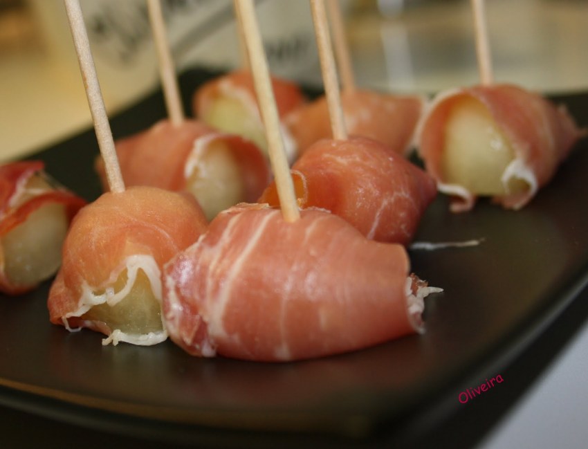Канапе с пармской ветчиной и дыней