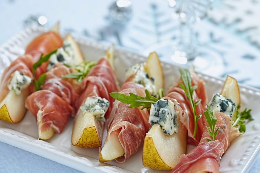Канапе с ветчиной и корнишонами