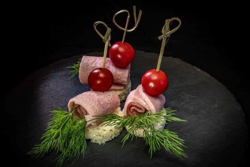 Канапе с пармской ветчиной и дыней