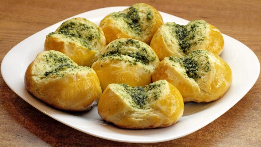 Булочки с чесноком и зеленью