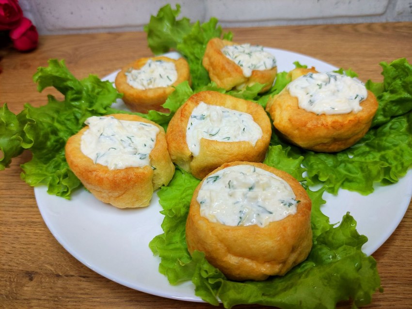 Булочки с колбасой и сыром в духовке