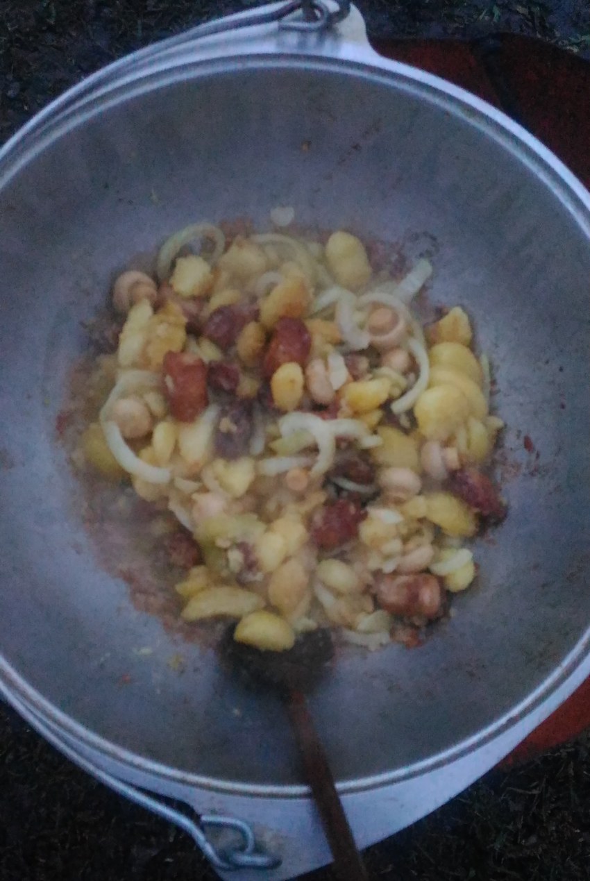 Тушёная картошка с грибами в казане