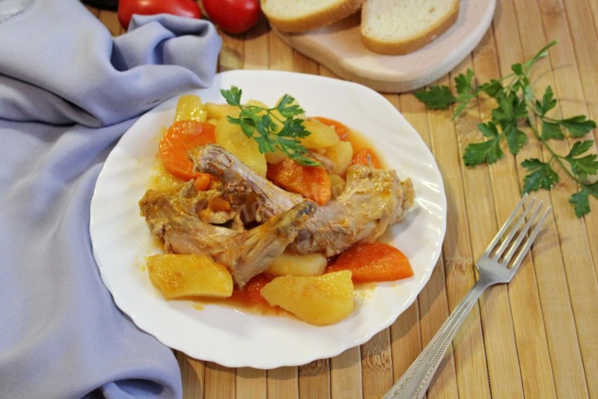 Ребра тушеные с овощами