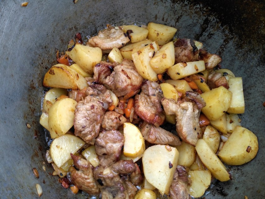 Свиные рёбрышки с картошкой в казане