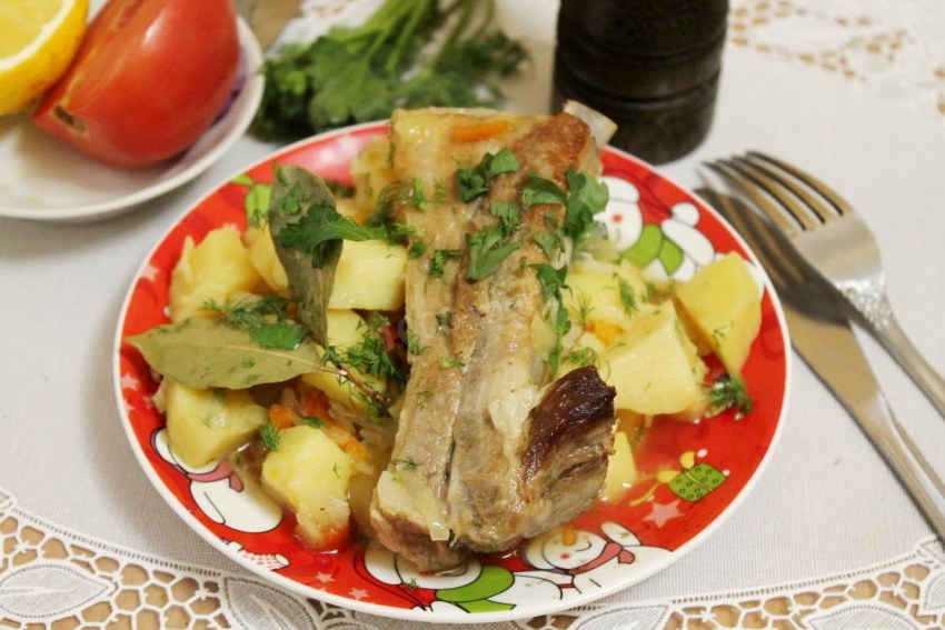 Свиные рёбрышки с картошкой тушеные
