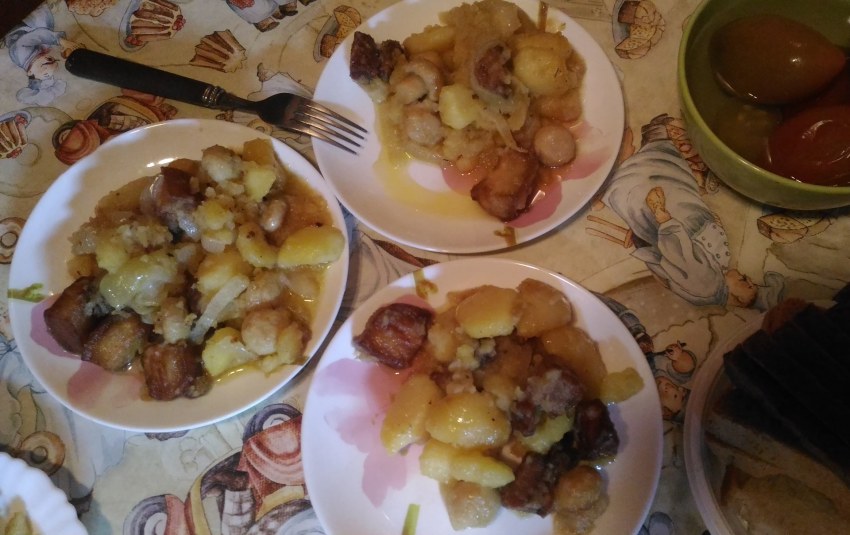Картошка с тушенкой в казане