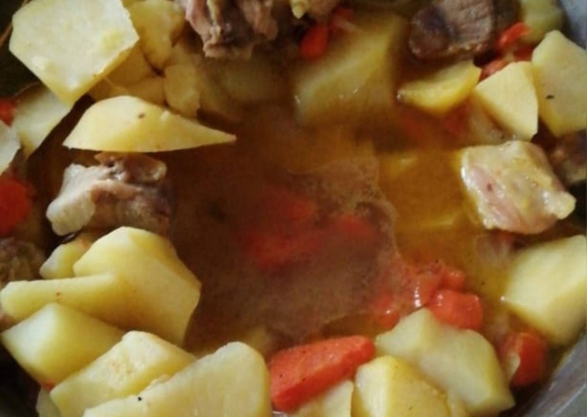 Тушёная картошка с копчёными рёбрышками