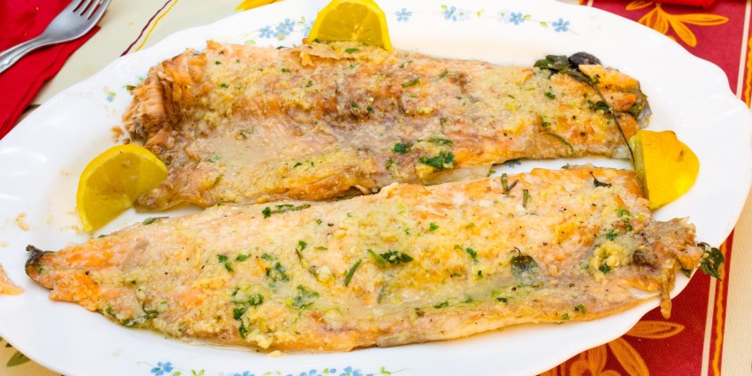 Запечённая форель в духовке кусочками с сыром