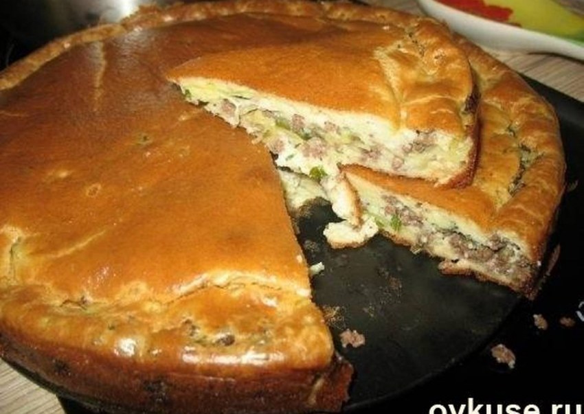 Заливной пирог на кефире с манкой