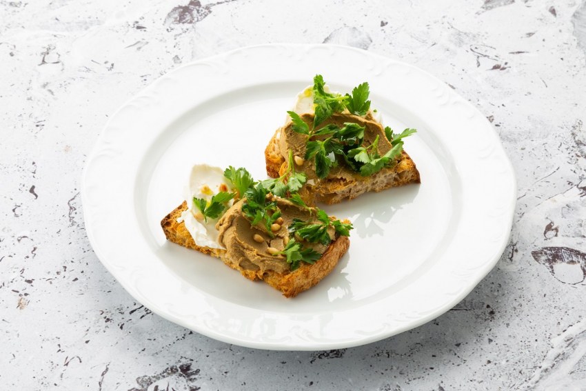Брускетта с печенью куриной