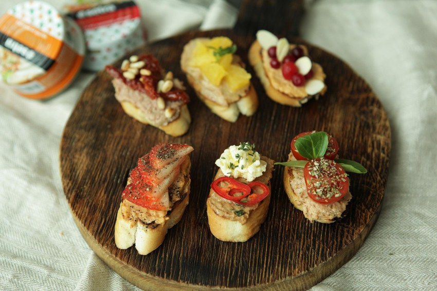 Брускетта с печенью куриной