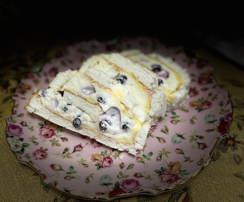 Лимонный меренговый рулет