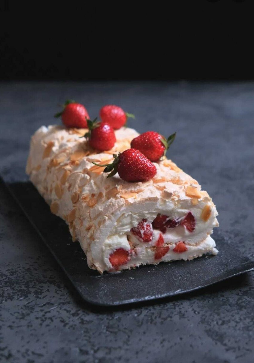 Меренговый рулет с малиной